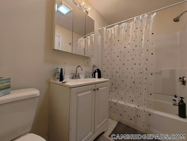 Building Photo - 1054 Cambridge St