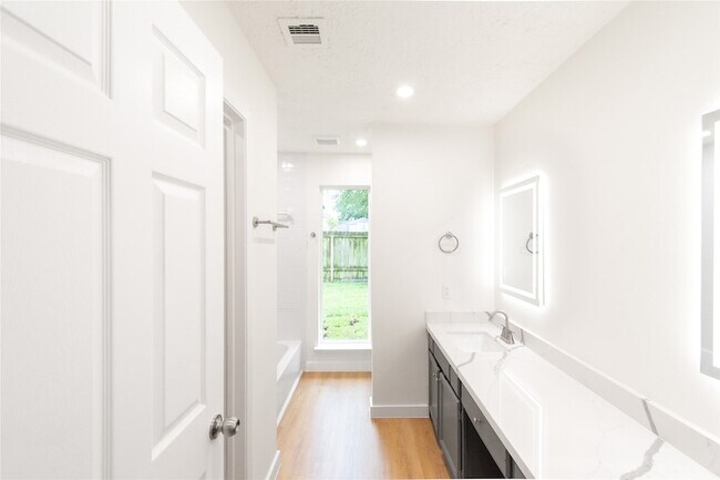 Building Photo - 15707 Amapola Dr