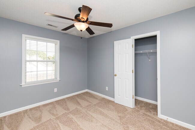 Building Photo - 4 Bedroom 2 Bath