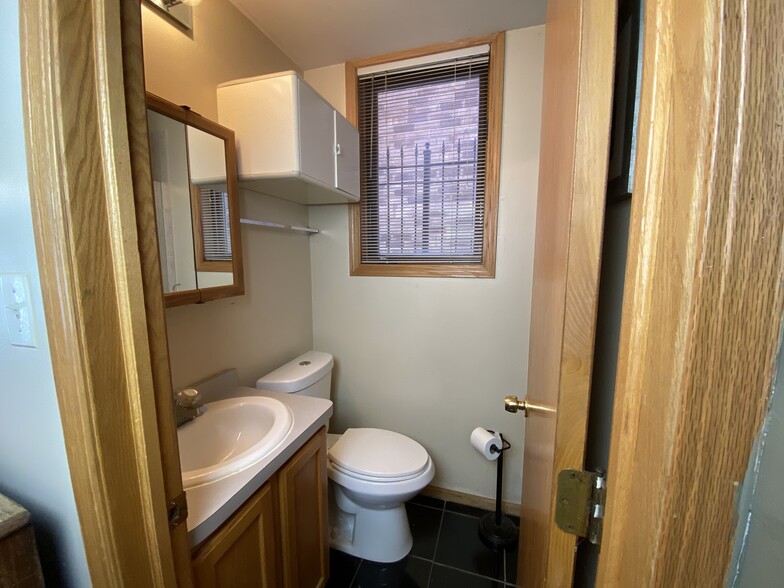 Front Bathroom - 1 - 2442 W Fillmore St