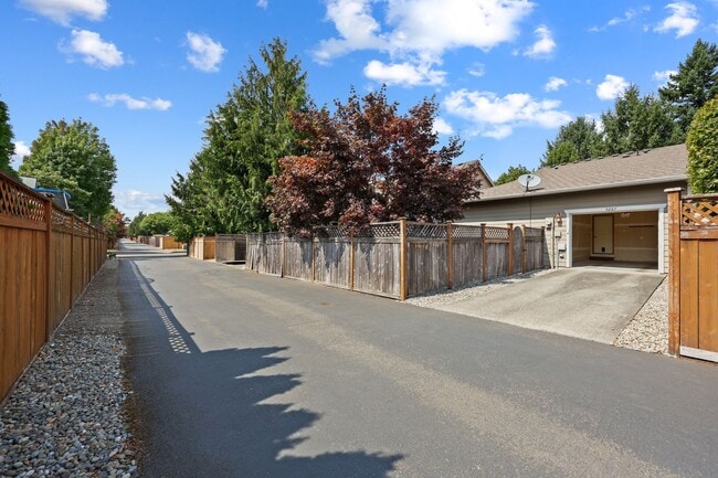 Building Photo - MOVE IN READY! 2 bed, 2 bath townhouse. No...