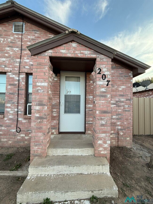 Building Photo - 207 W Chisum Ave