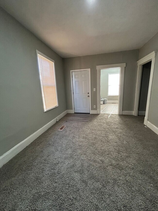Building Photo - Spacious 1 Bedroom 1/2 Double with Basement & Extra Room