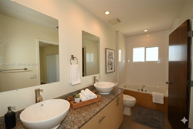 Building Photo - 2780 SW 33rd Ave