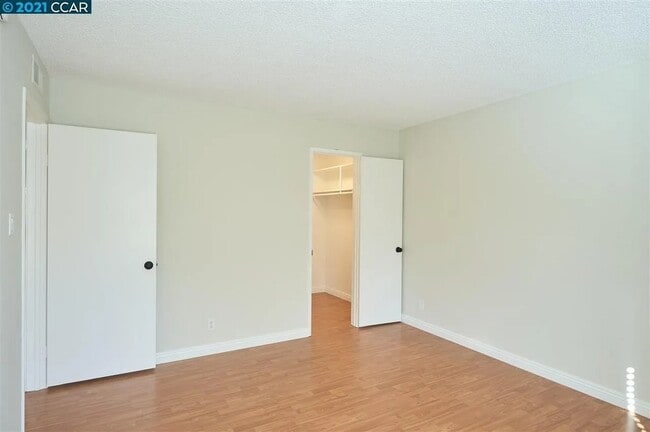 Building Photo - 2728 Oak Rd