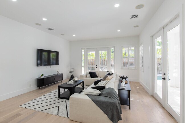 Building Photo - 2443 Players Ct