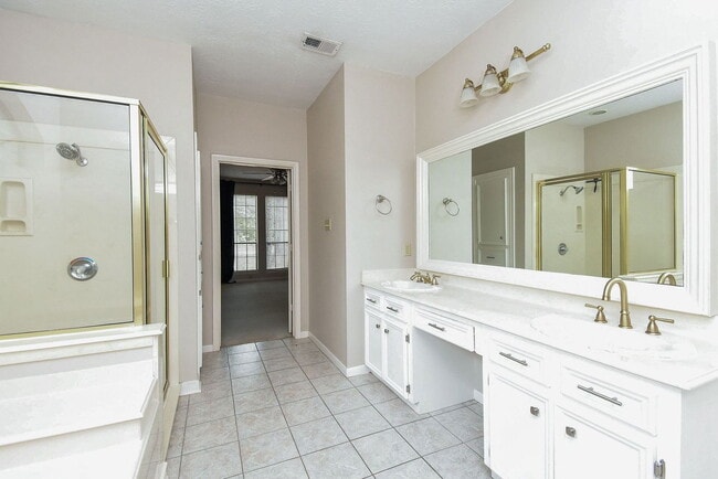Building Photo - 127 Rush Haven Dr
