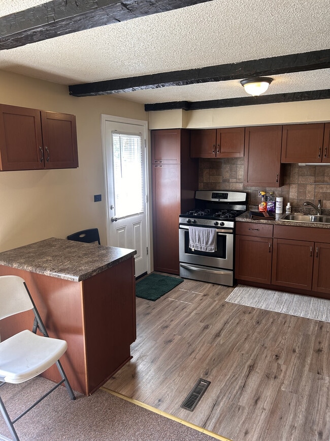 Building Photo - 208 Dee Rd