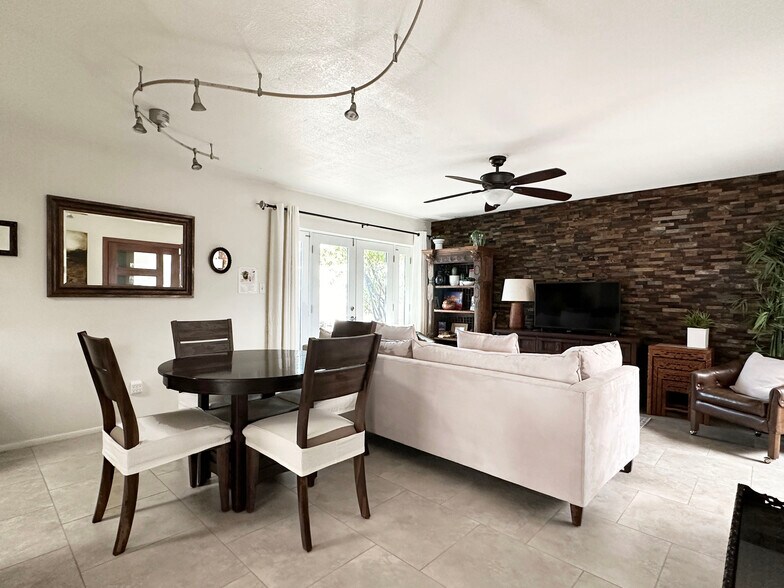 Building Photo - 8552 E Indian School Rd