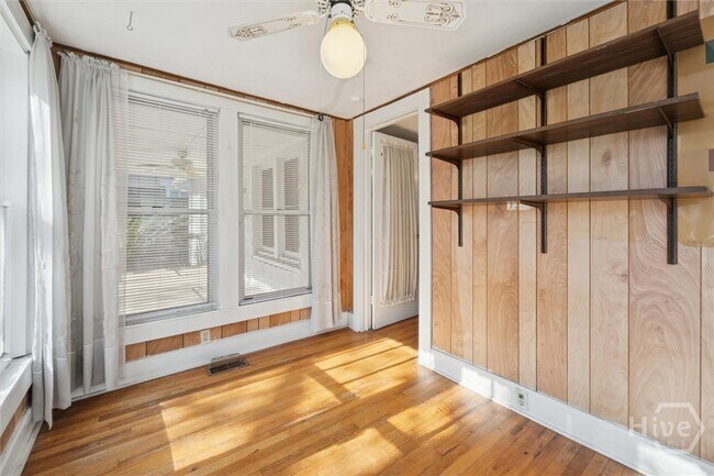 Building Photo - 742 E Park Ave