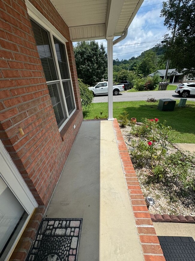 Building Photo - Charming Updated Townhouse in Bristol, VA