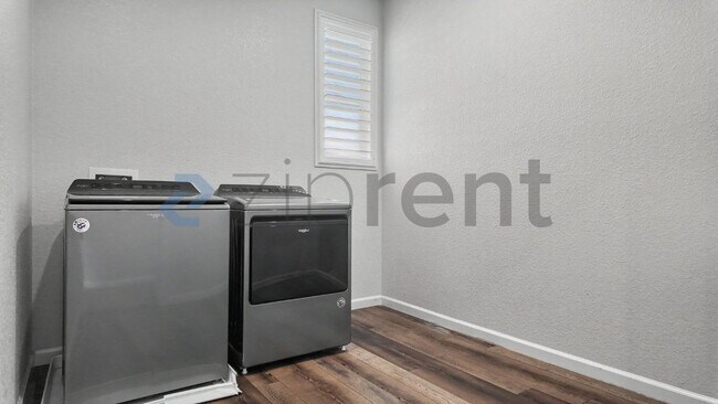 Building Photo - Unit