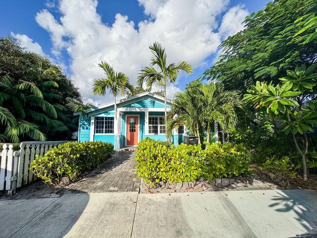 Building Photo - 313 N M St