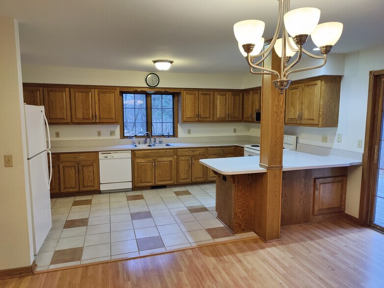 Oversized Kitchen - 120 Hilly Oak Dr