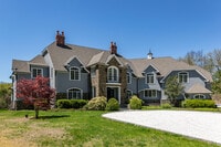 Building Photo - 247 Roxbury Rd