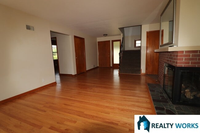 Building Photo - Charming 5 bed House!