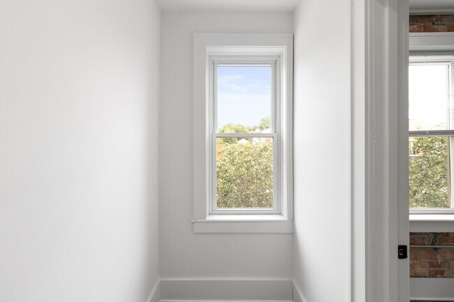 Building Photo - 1 Bedroom 1 Bath Unit Available