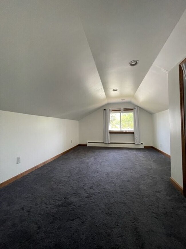 Building Photo - ADORABLE 3 BED 1.5 BATH BUNGALOW -----DEERING ST.