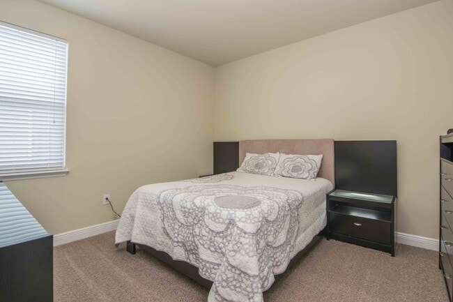 Building Photo - 4 Bed / 3 Bath Home near Macdill AFB