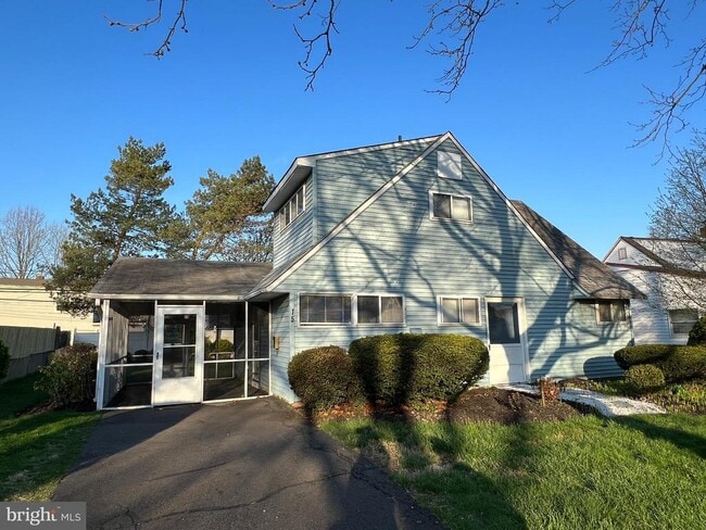 Building Photo - 15 Catalpa Ln