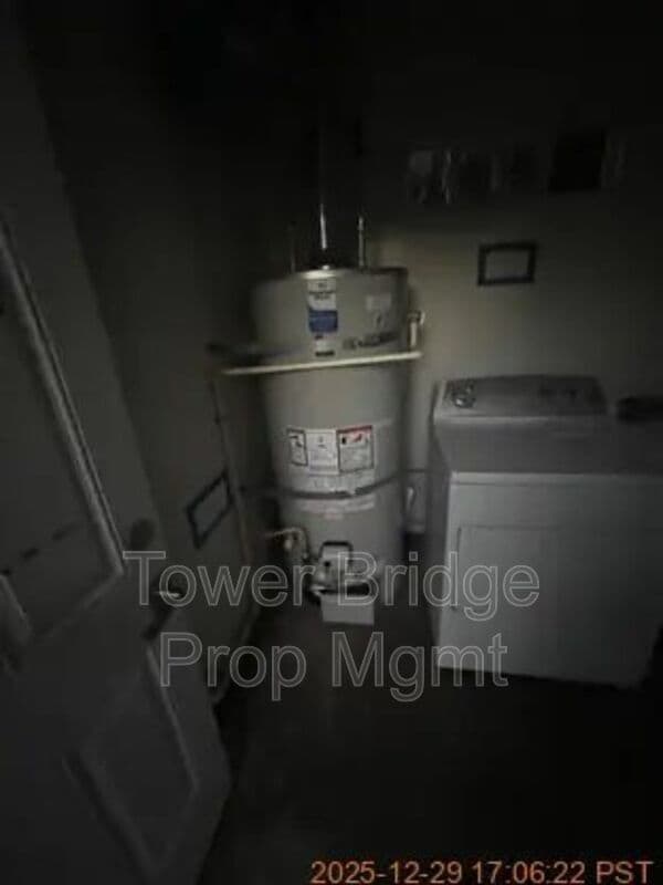 Building Photo - 4549 Ashcroft Ave