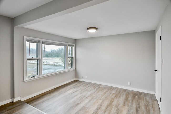additinal living/dining area - 208 Harlem Rd