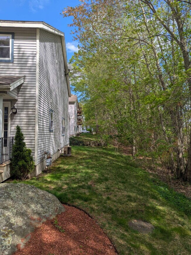 Building Photo - Immaculate End Unit in Desirable Weatherst...