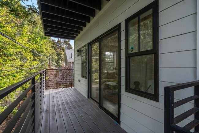 Building Photo - 19 W Tremlett St