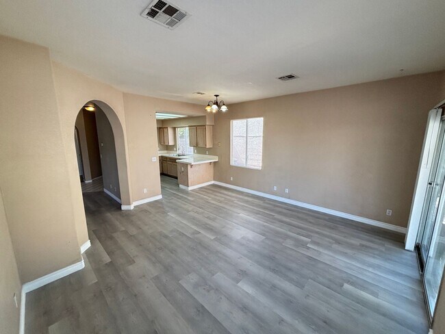 Building Photo - Beautiful 3Bed/2Bath/2Car residence located in Sunrise Manor / Winterwood area