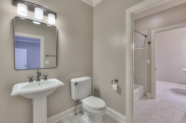 Building Photo - Stunning Executive Townhome in the Heart o...