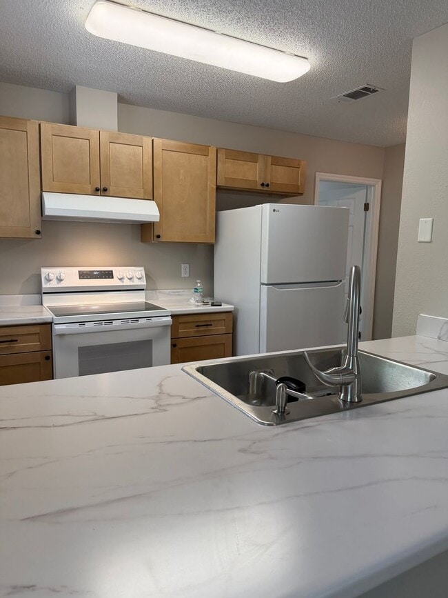 Building Photo - Gorgeous 2/2 newly renovated townhome available now!