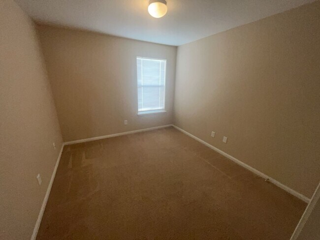 Building Photo - AVAILABLE NOW!