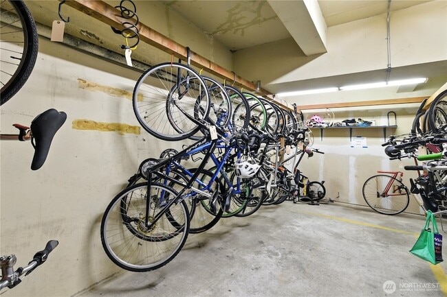 Building Photo - 1810 43rd Ave E