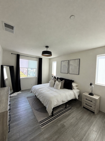 Building Photo - 5216 Beachfront Cove St