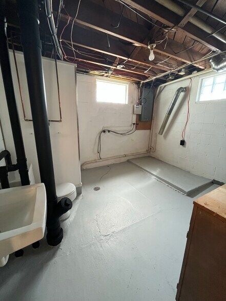 Building Photo - 272 S Weyant Ave