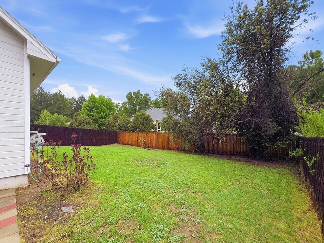 Building Photo - Bright & Spacious 3 Bed Home with Vaulted Ceilings & Fenced Yard AVAILABLE NOW!