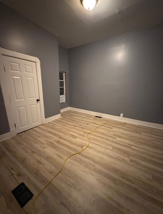 Building Photo - 2 Bed 1 Bath unit