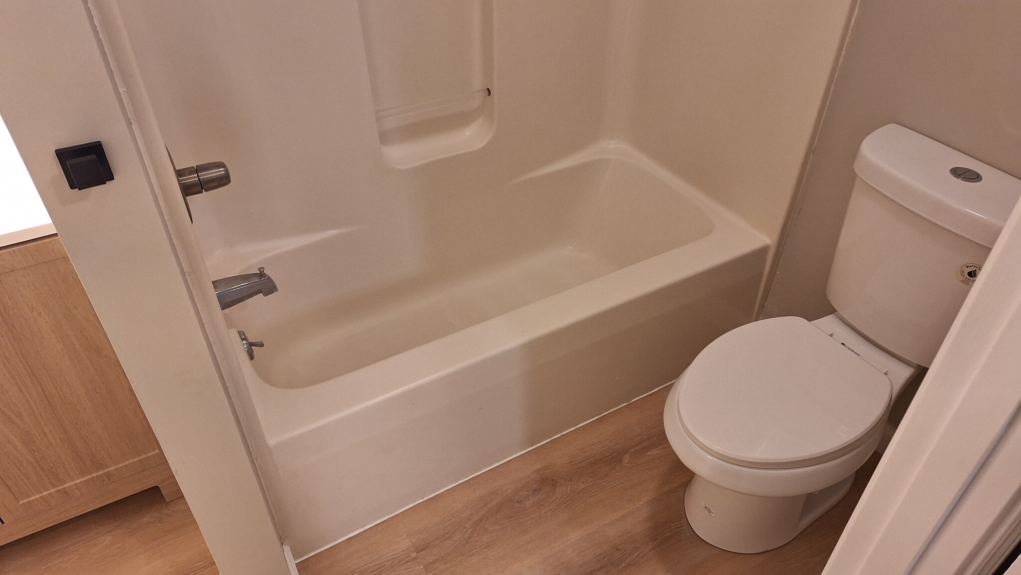 Bath tub/shower - 1021 Adams Ave