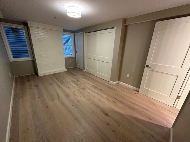Building Photo - Water Views! On the Beach - In unit Free L...
