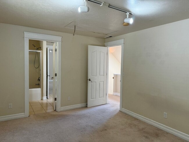 Building Photo - Beautiful large house in the South Hills!  $1,000 OFF YOUR FIRST MONTH'S RENT!