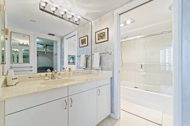 Building Photo - 100 Lakeshore Dr