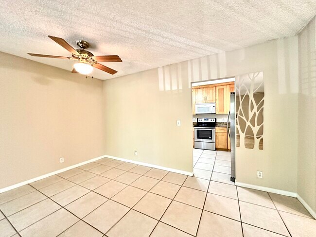 Building Photo - 4509 Carambola Cir S