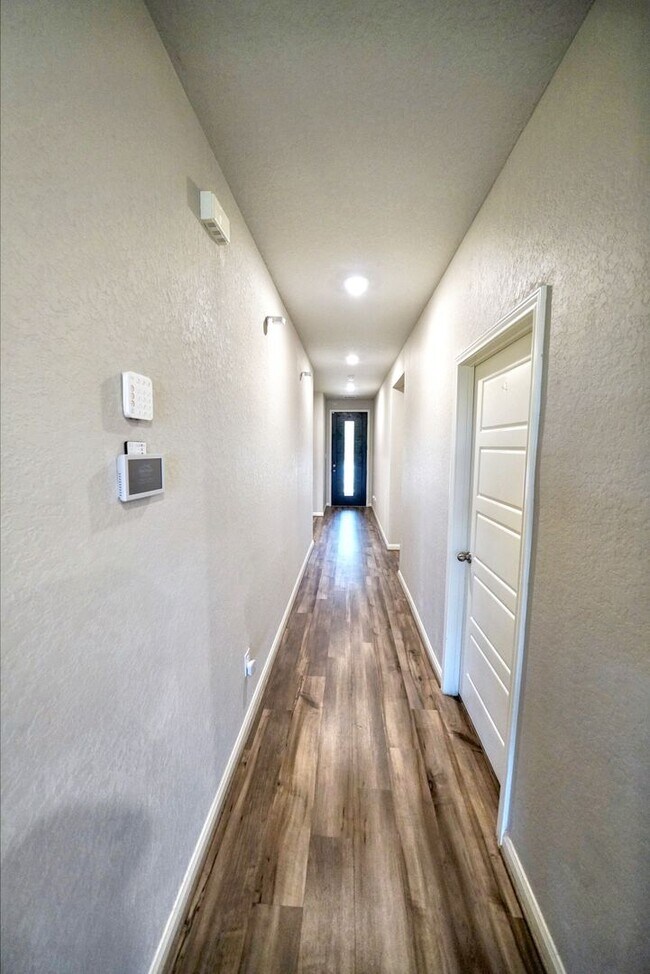 Building Photo - Gorgeous 4-Bedroom Home in Westpointe East...