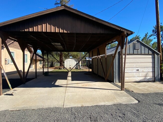 Building Photo - Large 3bd 2 ba home with a great country feel.