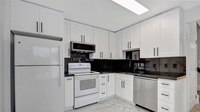 Building Photo - 3883 Island Club Cir W