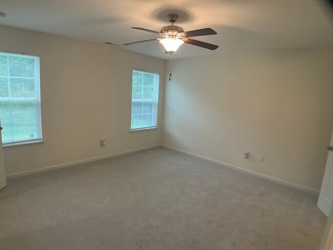 Building Photo - Almost Brand New 3 bed, 2 Bath with 1 Car ...