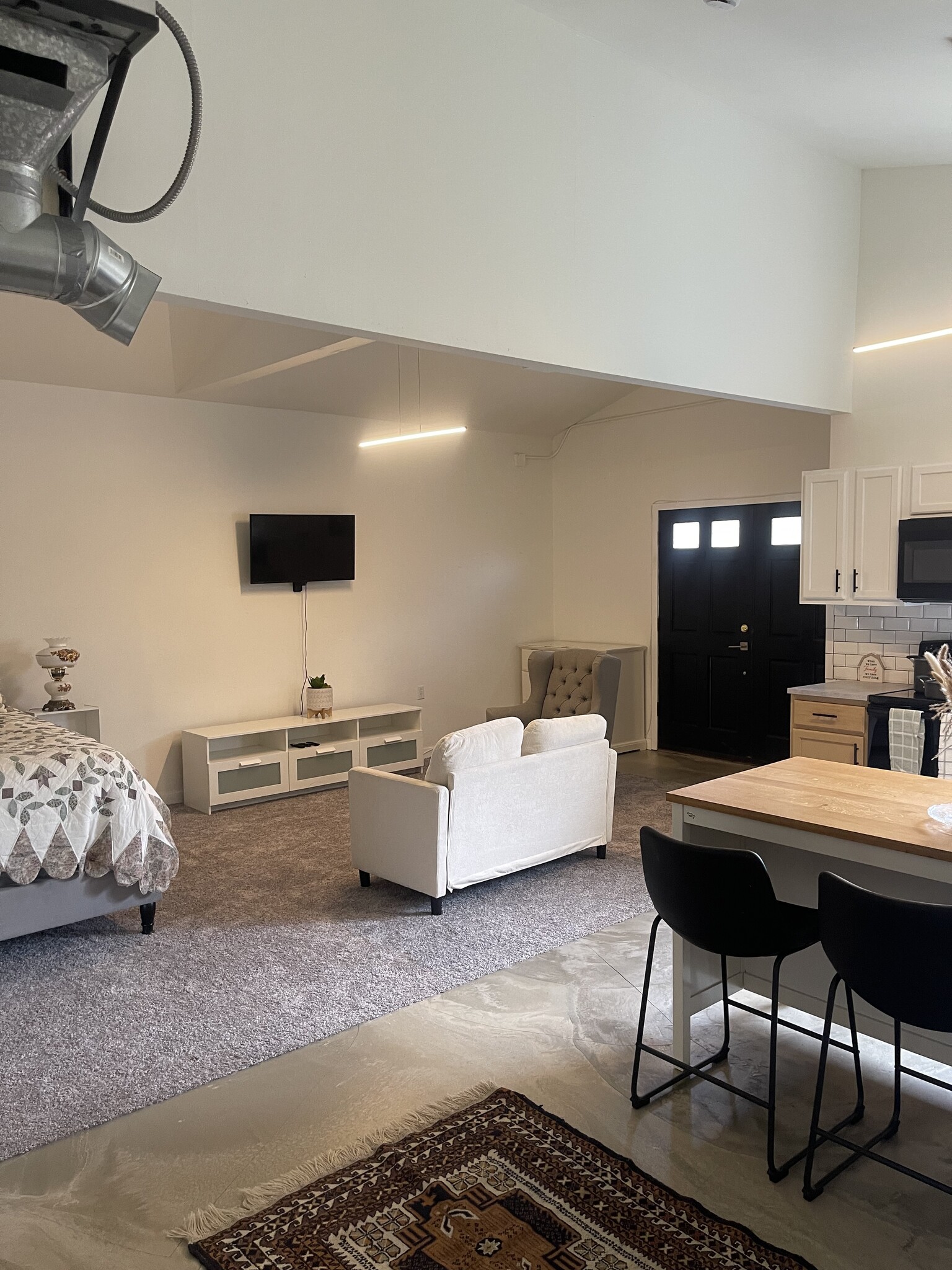 Seating area - 911 W Main