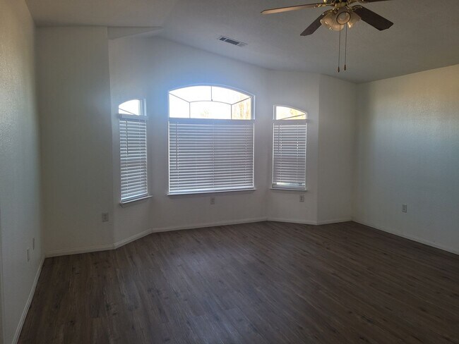 Building Photo - Amazing Hesperia Home