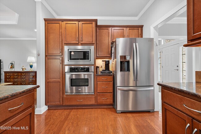 Building Photo - 3253 Gardenwood Dr