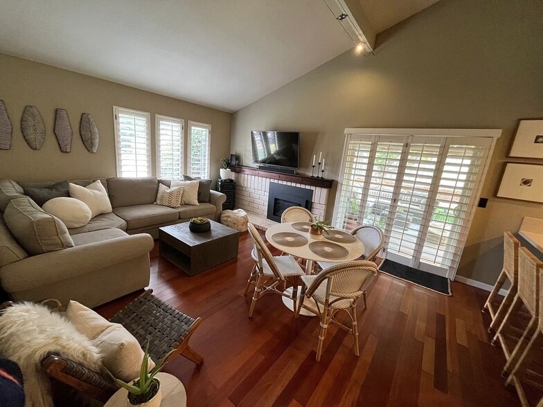 Family room - 413 La Quinta Ct